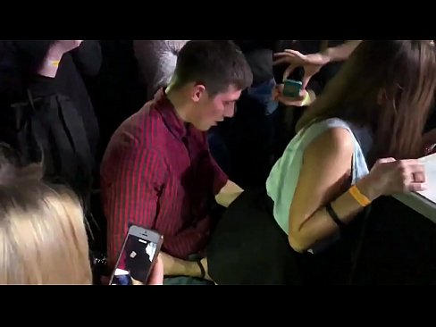 ❤️ Feusuaiga moni i se fale kalapu a Rusia. O le teine ​​Rusia e 18-tausaga le matua i totonu o le anus ma le va'a na fusu i totonu o se fale kalapu Pono faigata ☑