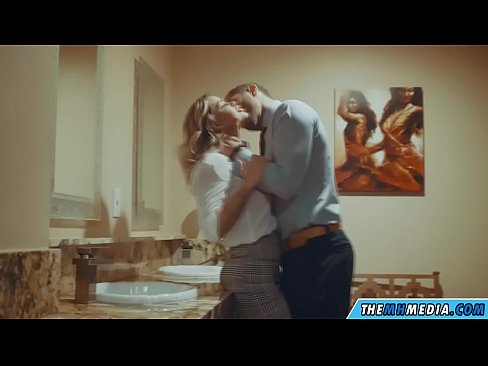 ❤️ Pe a faaosoosoina oe e se blonde busty i totonu o se faletaele lautele Pono faigata ☑